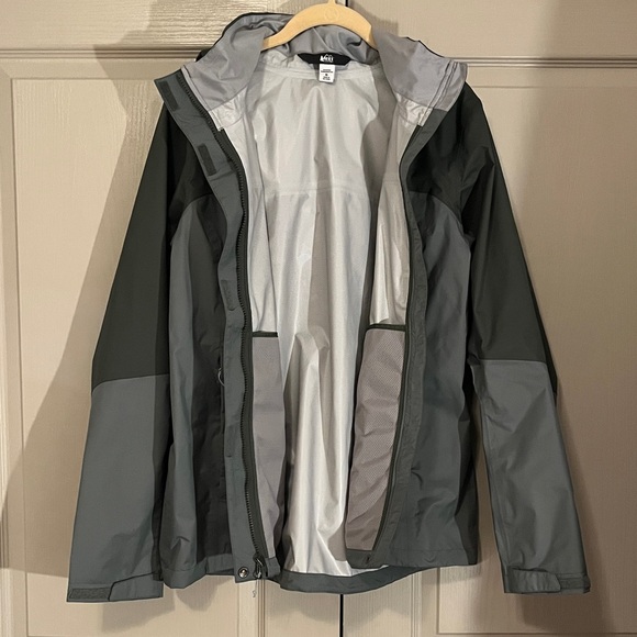 REI Two-Tone Rainier Rain Jacket in Asparagus/Frosted Meadow - Picture 5 of 10